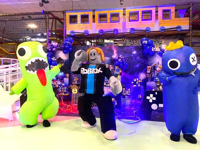 Foto 3 - Rainbow Friends Roblox personagens vivos cover